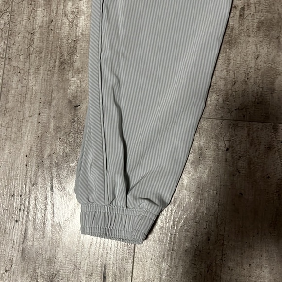 2 pairs of Athleta pants - sized 6 - very comfortable - Picture 9 of 10